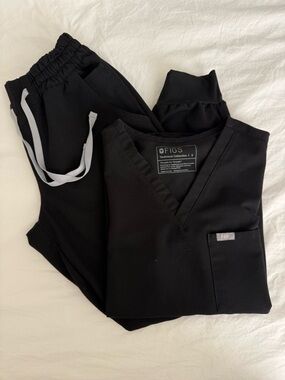 FIGS Small Black Catarina One-Pocket Scrub Top Uman Relaxed Jogger Scrub Pants